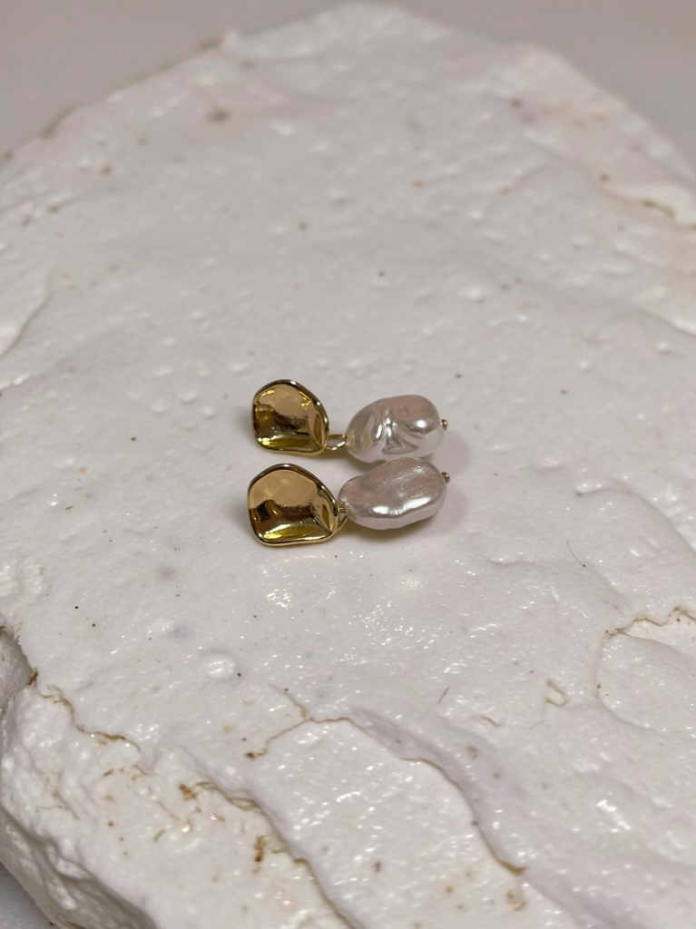 Aretes Solenne sobre piedra blanca